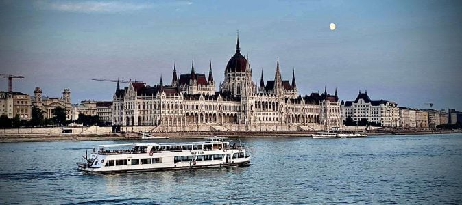 MS Neptun az Országház előtt